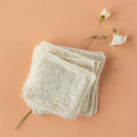 Swatching: Navia Deluxe and Brushed Tradition